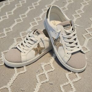 VINTAGE HAVANA Carla Fashion Sneaker White Gold Foil Star Womens Size 7 1/2